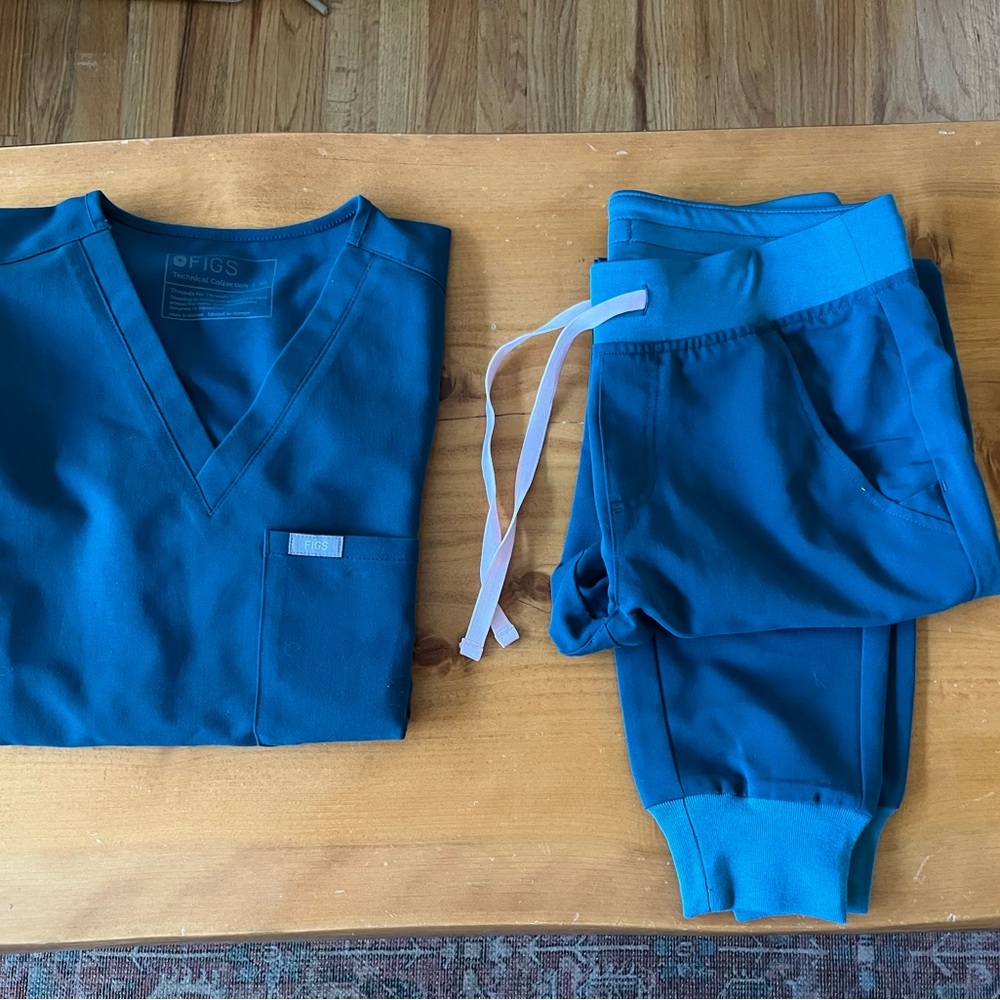 Figs Women's Teal Scrubs Set